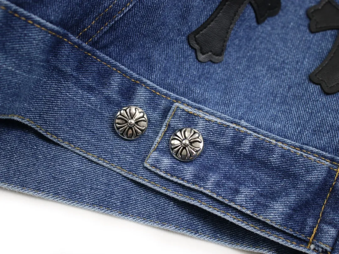 P320 Chrome Hearts Chrome Hearts Gradient Washed and Pasted Heavy Duty Leather Denim Jacket. A god-level item. A super popular product. Made with top-notch heavy industry. A must-have magic weapon to hit the streets. Couple style. [Top heavy industry fashionable design] Consistently high-street luxury style. Speaking of this style, the Zangyin family and GU family are definitely the leading representative brands. Especially the Zangyin family has really achieved a state-of-the-art effect in creating high-street style. The color system of this model is made of unique washed materials. It is already quite eye-catching. It is decorated with pink patchwork cross flowers, which cleverly highlights the charm of the brand. Secondly, this model uses classic The classic high-waist cutting design highlights the long legs and fashionable temperament of the upper body. The brand is highly recognizable and the slim fit configuration is more suitable for daily wear. It is a product that interprets personality, fashion, and specifications at a glance. This single product is enough to make any fan excited. It can be a white T-shirt for youthful preppy style, or a tight suspender for lady style. It has strong matching ability and can be easily controlled by men.  [Materials and craftsmanship] Needless to say, this point goes without saying. As an excellent craftsman brand, Zangyin’s requirements for details and craftsmanship are really perfect. The washed color of this model has gone through so many processes, not to mention the embellishment of denim appliques. It is also purely hand-made and sewn. Just like what they believe in, only hand-made things have soul and have the meaning of wear. A top-notch heavy-duty fashionable denim item, I look forward to your perfect interpretation! !  Color: Dark blue Size: M L XL Length Sleeve length Shoulder width Chest M 68 59 61 134 L 69 60 62 138